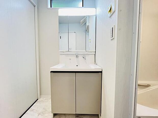 洗面化粧台です。朝の身支度から1日が始まります。