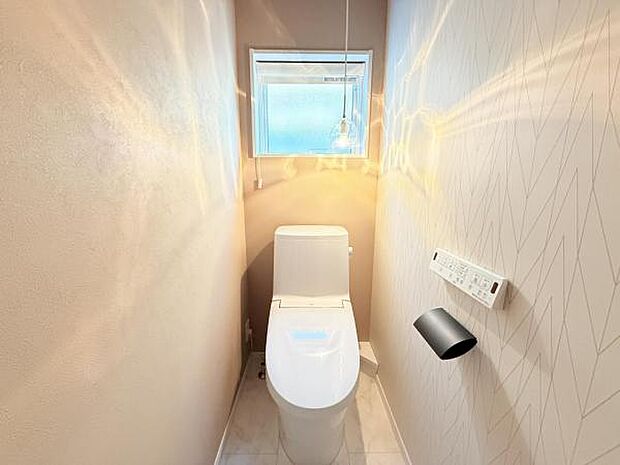 シャワー洗浄機能付のトイレは、清潔感が印象的な空間ですね。