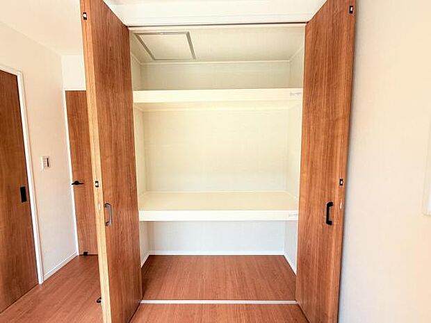 中の物を確認しやすく、取り出しやすい収納スペース。お部屋を広々とお使いいただけます。