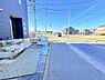 外観：前面道路を含めた現地写真です。