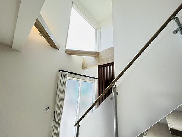 吹き抜けは大きい明り取り窓を設置しています。