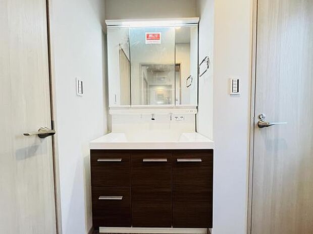 洗面化粧台です。朝の身支度から1日が始まります。