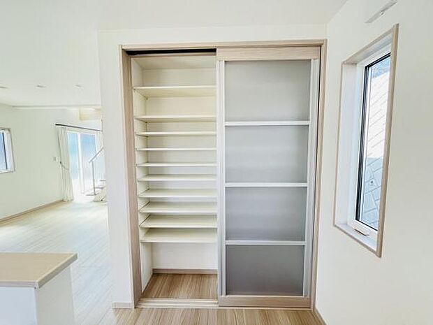 キッチンスペースにはパントリーを設置しました。