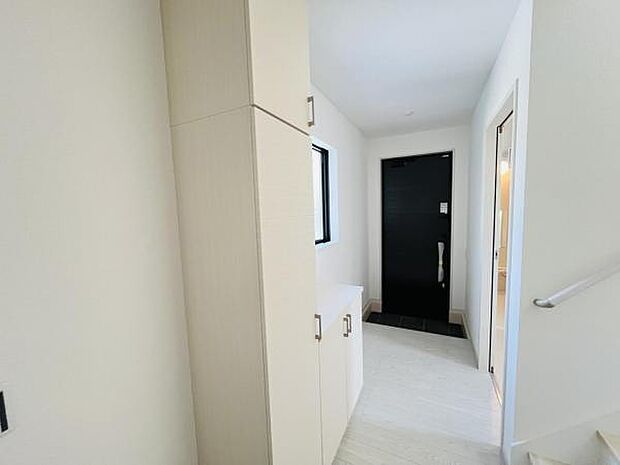 綺麗で明るい玄関でお客様をお迎えいただけます。