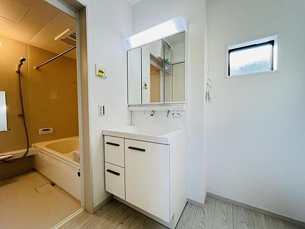 洗面化粧台です。朝の身支度から1日が始まります。