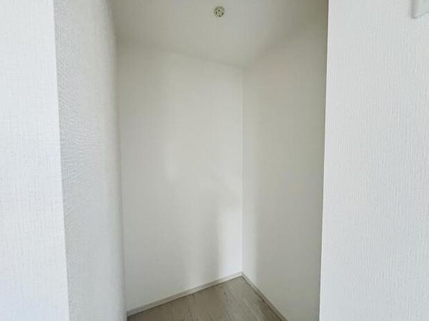 ウォークインクローゼットがあり収納スペースも豊富。季節物もスッキリ片付きそうです。