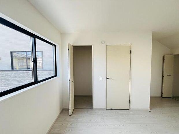 中の物を確認しやすく、取り出しやすい収納スペース。お部屋を広々とお使いいただけます。