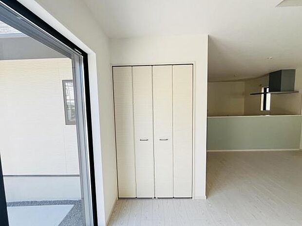 いつでもお部屋をスッキリお使い頂ける収納スペースを設置。