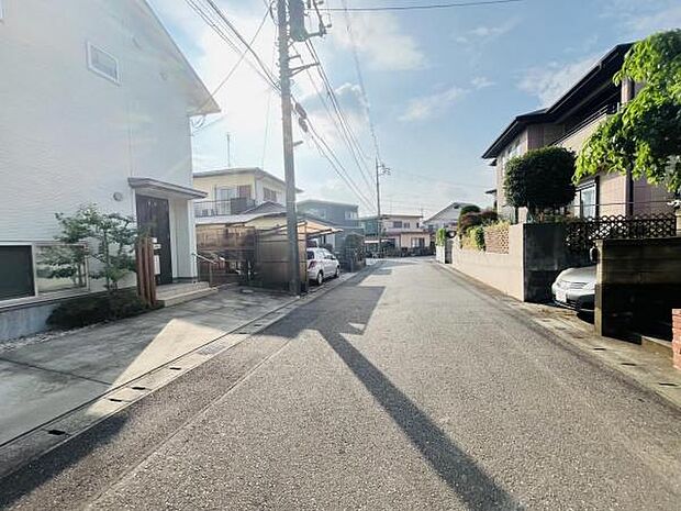 前面道路を含めた現地写真です。