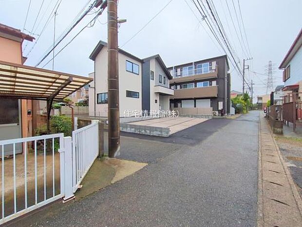 前面道路を含めた現地写真です。