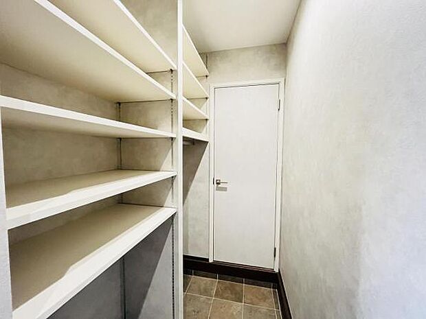 玄関がいつも片づくシューズインクローゼットがあります。