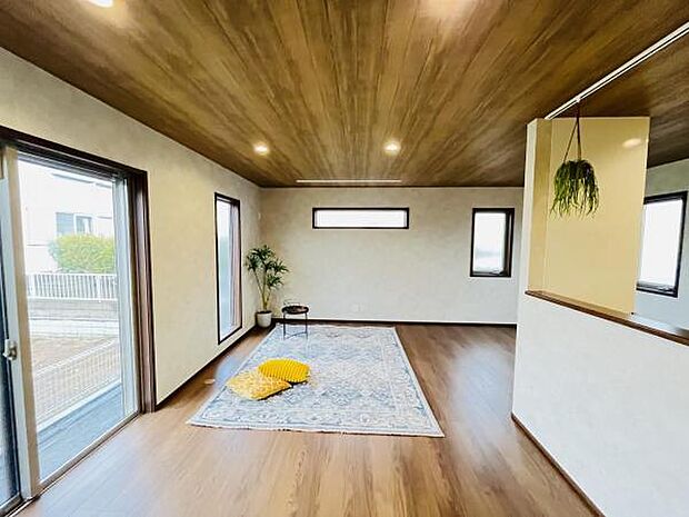 家族とゆったり時間を過ごせるリビングダイニング。