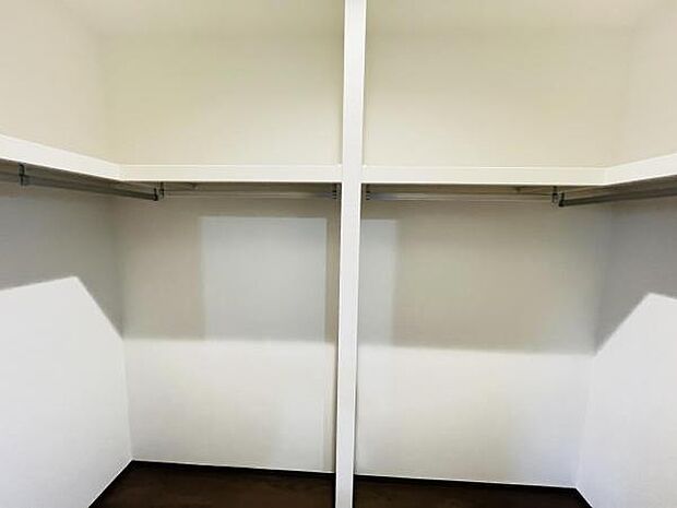 ウォークインクローゼットがあり収納スペースも豊富。季節物もスッキリ片付きそうです。