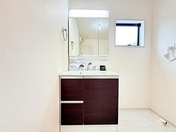 洗面化粧台です。朝の身支度から1日が始まります。