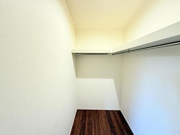 ウォークインクローゼットがあり収納スペースも豊富。季節物もスッキリ片付きそうです。