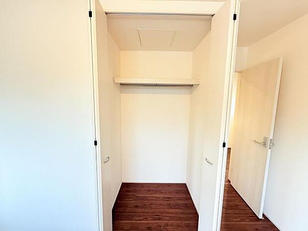 いつでもお部屋をスッキリお使い頂ける収納スペースを設置。