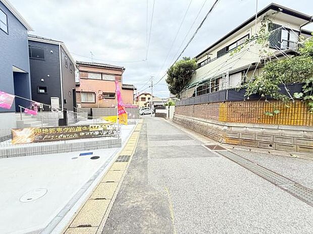 前面道路を含めた現地写真です。