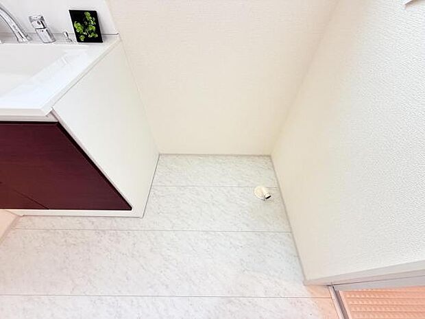 独立洗面台の横にはランドリースペースがございます。