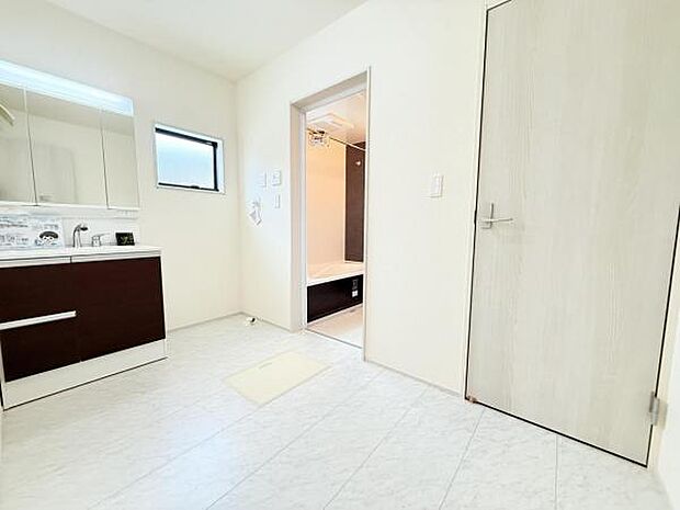 脱衣所は小さなお子様がいるご家庭にも重宝されます。