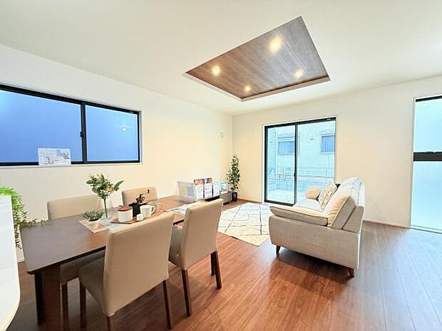 リビングダイニングになります。ご家族そろっての素敵な空間になりそうですね。