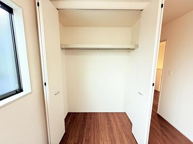 いつでもお部屋をスッキリお使い頂ける収納スペースを設置。