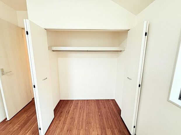 いつでもお部屋をスッキリお使い頂ける収納スペースを設置。