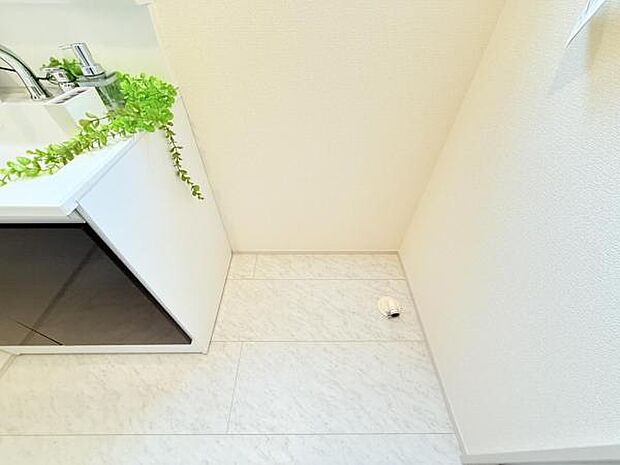 独立洗面台の横にはランドリースペースがございます。