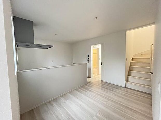 お食事中もキッチンと会話が楽しめるダイニングスペース。