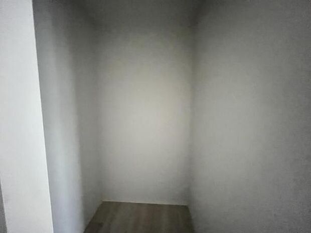 ウォークインクローゼットがあり収納スペースも豊富。季節物もスッキリ片付きそうです。