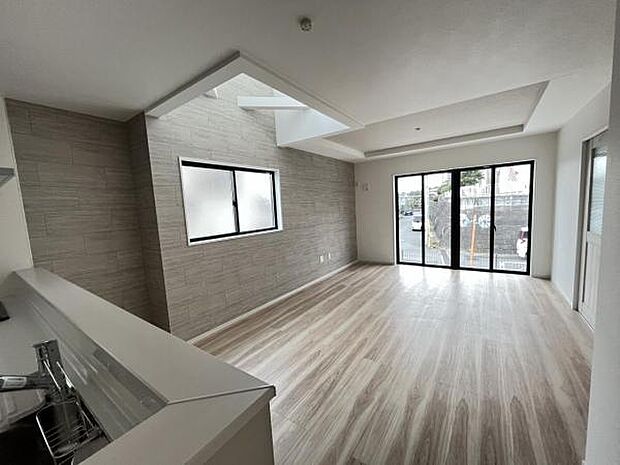 お食事中もキッチンと会話が楽しめるダイニングスペース。