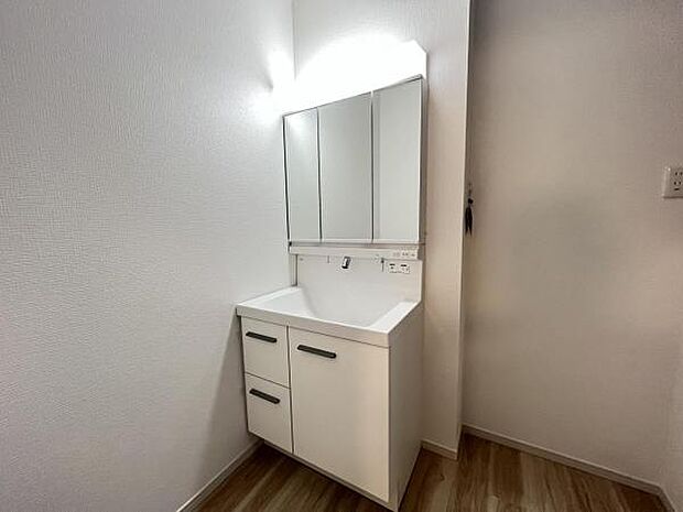 洗面化粧台です。朝の身支度から1日が始まります。