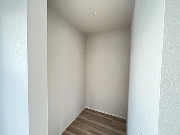 ウォークインクローゼットがあり収納スペースも豊富。季節物もスッキリ片付きそうです。