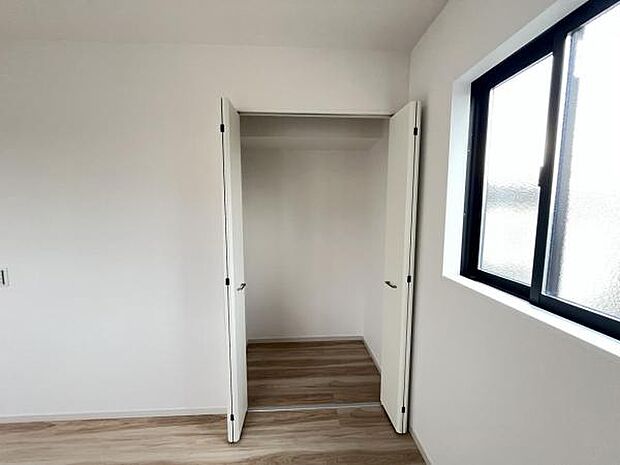 いつでもお部屋をスッキリお使い頂ける収納スペースを設置。