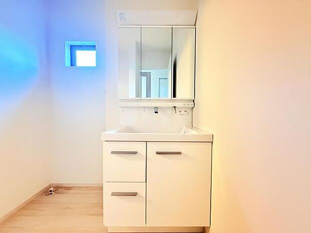 洗面化粧台です。朝の身支度から1日が始まります。