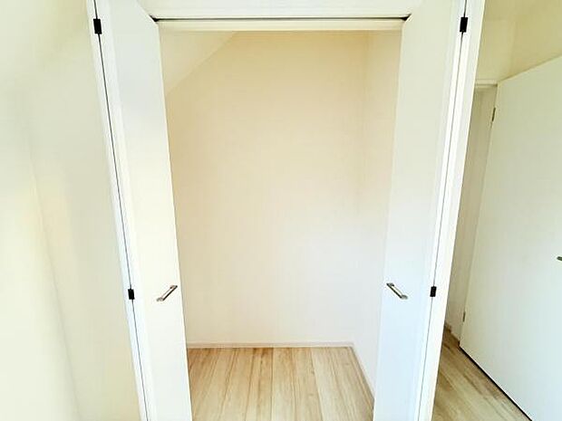 いつでもお部屋をスッキリお使い頂ける収納スペースを設置。