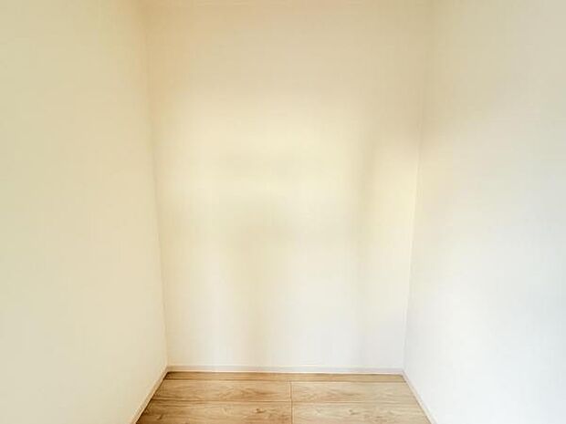 ウォークインクローゼットがあり収納スペースも豊富。季節物もスッキリ片付きそうです。