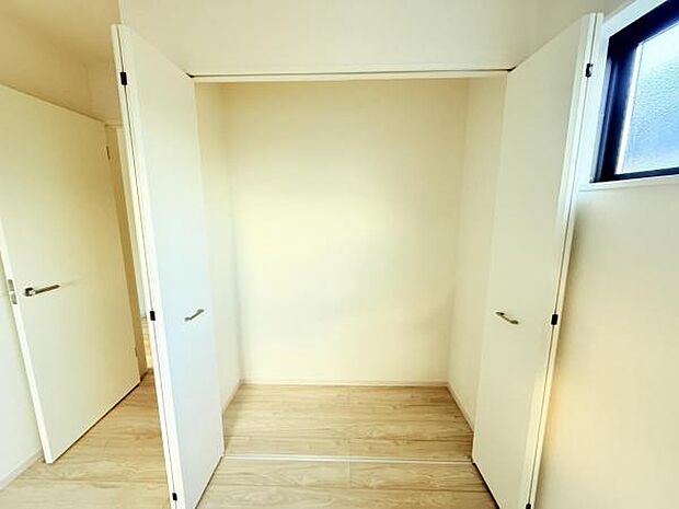 いつでもお部屋をスッキリお使い頂ける収納スペースを設置。