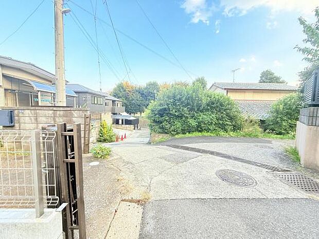 前面道路を含めた現地写真です。