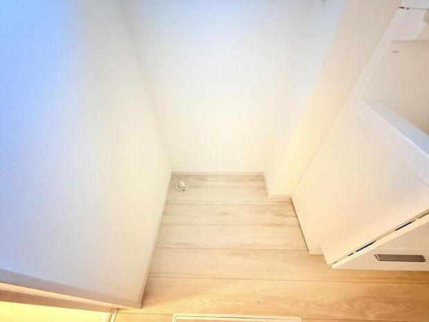 独立洗面台の横にはランドリースペースがございます。