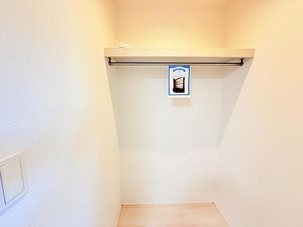 ウォークインクローゼットがあり収納スペースも豊富。季節物もスッキリ片付きそうです。