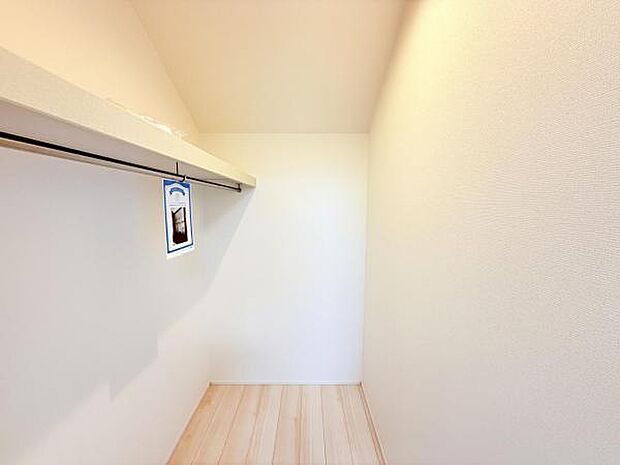 ウォークインクローゼットがあり収納スペースも豊富。季節物もスッキリ片付きそうです。