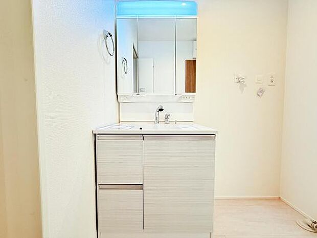 洗面化粧台です。朝の身支度から1日が始まります。