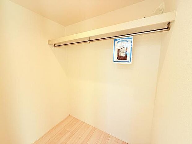 ウォークインクローゼットがあり収納スペースも豊富。季節物もスッキリ片付きそうです。