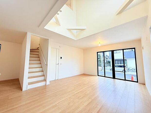 家族団らんの場所としてゆったりと居心地の良いリビングです。