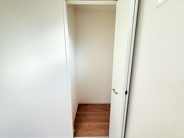 いつでもお部屋をスッキリお使い頂ける収納スペースを設置。