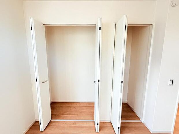 いつでもお部屋をスッキリお使い頂ける収納スペースを設置。