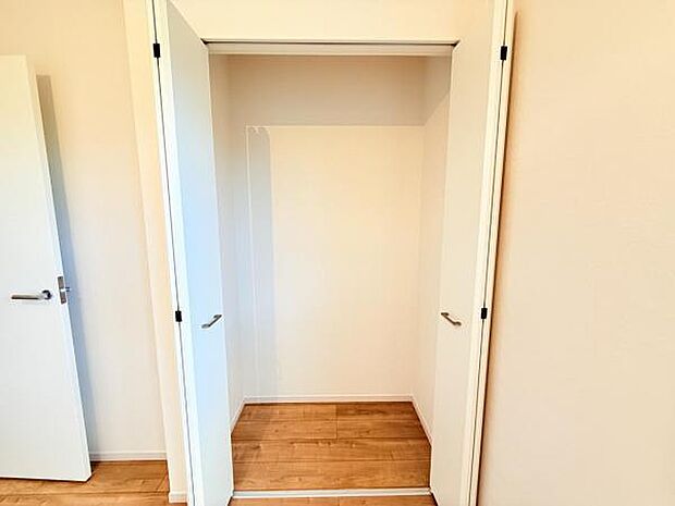 いつでもお部屋をスッキリお使い頂ける収納スペースを設置。