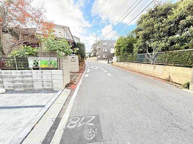 前面道路を含めた現地写真です。