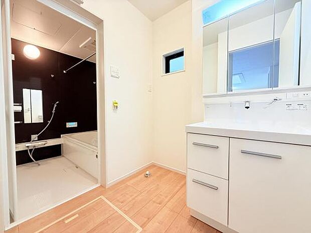 脱衣所は小さなお子様がいるご家庭にも重宝されます。