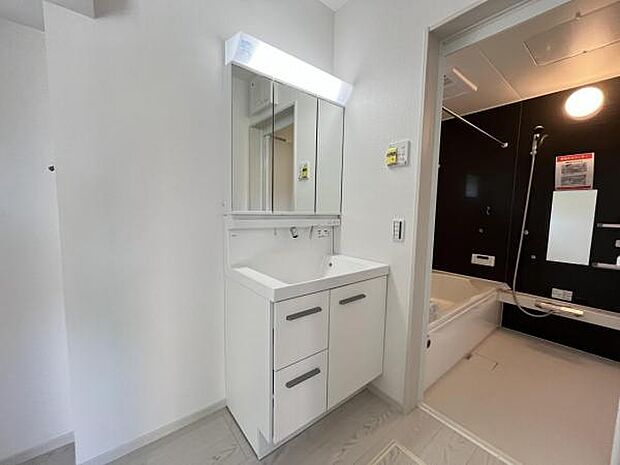 洗面化粧台です。朝の身支度から1日が始まります。